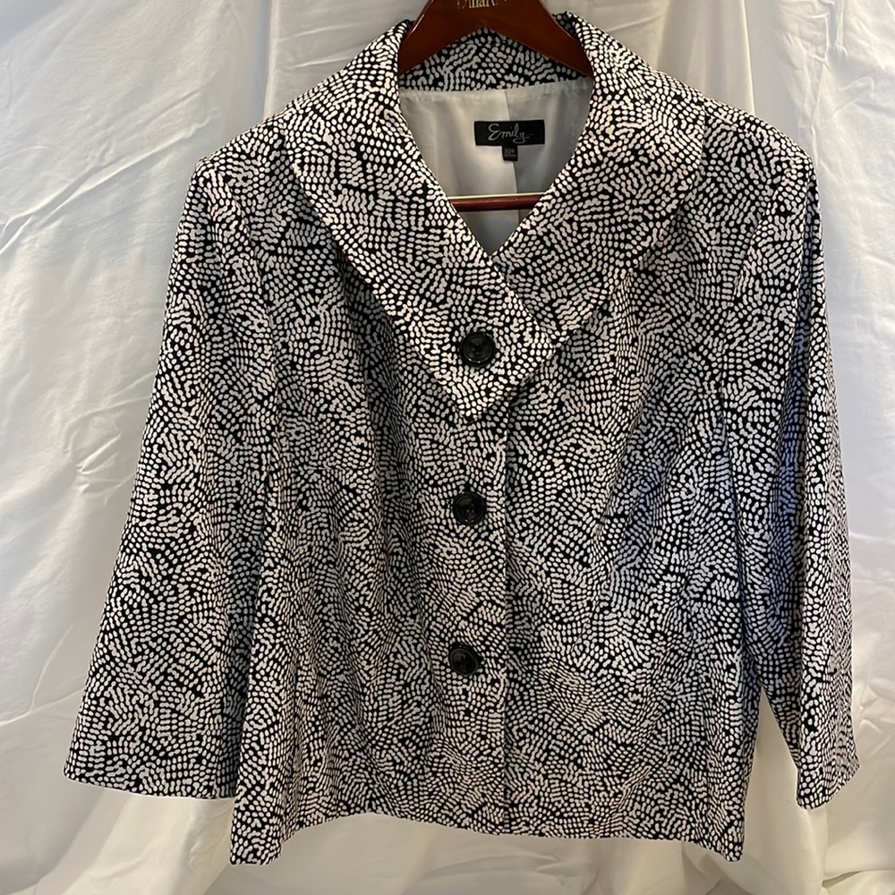 Emily blazer fully lined size 22W with pockets and stand up collar.